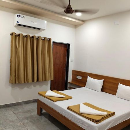 Ayodhya Bhavan - Near Dwarka Railway Station & Shree Dwarkadhish Temple Exterior foto